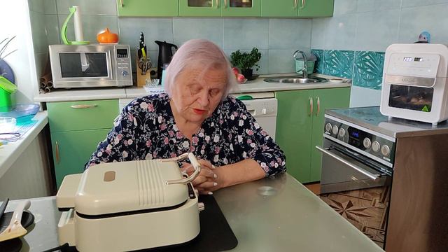 Колбаски в аэрогриле. Тушёная капуста. Салат с грибами.