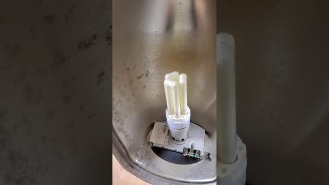 Allumage de la lampe fluocompacte OSRAM Dulux INT FACILITY 18W 2500k E27 au ralenti смотреть онлайн