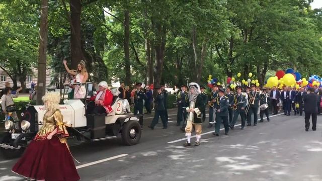 Колонна на день города Петергофа, начало движения. 08.07.2017 смотреть онлайн