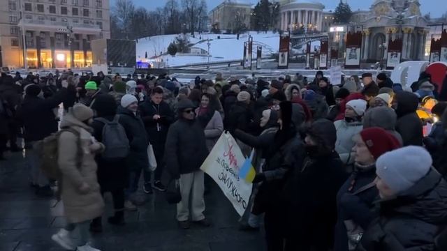 «Зелю геть!», «Верните Залужного!» — на Майдан в Киеве стягиваются люди смотреть онлайн