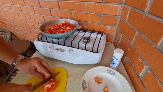 Приготовление яичницы с луком и помидорами на балконе в Алуште смотреть онлайн