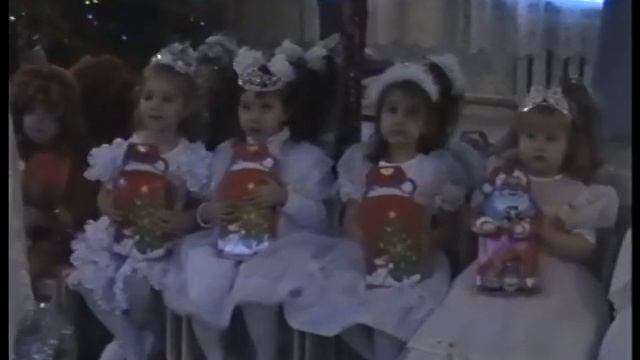 Дед Мороз в садике дарит подарок снежинке Веронике Ерёменко смотреть онлайн