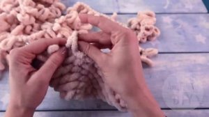 Подушка пончик из Alize Puffy без спиц. Как связать подушку руками.