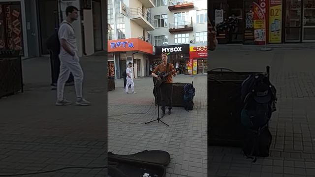 Парень круто исполнил песню Басты, сансара смотреть онлайн