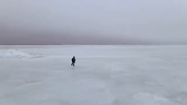 Танец на обледеневшем Каспийском море покоряет Сеть смотреть онлайн