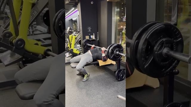 Жим штанги лёжа средним хватом на брусок 7 см. 115 кг смотреть онлайн