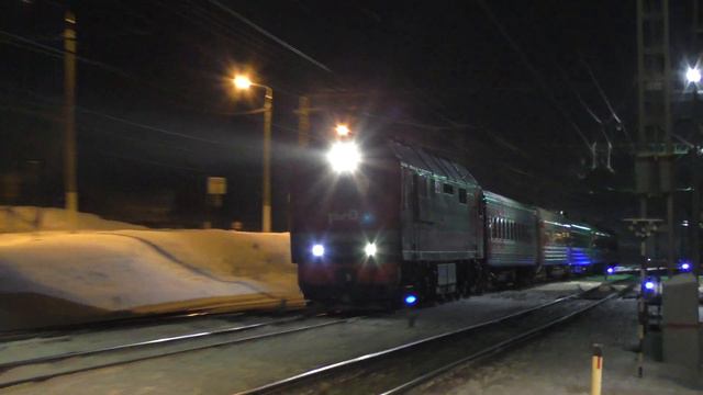 "Мороз -20" Тепловоз ТЭП70БС-052 с поездом №602 Москва-Рыбинск следует по станции Яхрома смотреть онлайн