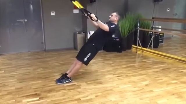 Подтягивания в петлях TRX смотреть онлайн