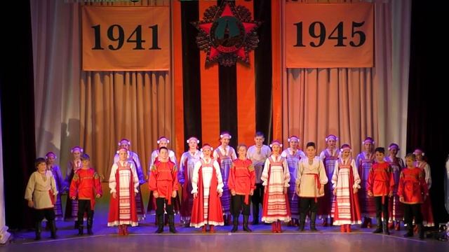 "Кругом хаты тёрен, тёрен" - народная песня. Ансамбль "Русские узоры" город Рязань. смотреть онлайн