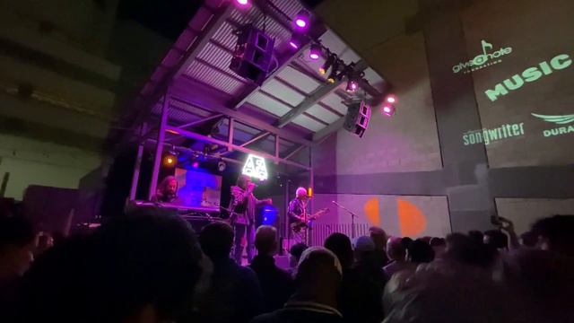 In Awe of a Guitar Master: Watching Robby Krieger Bring Classic Doors Songs to Life смотреть онлайн
