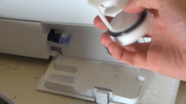 How to Tip #43 : remove and Clean the pump coin filter on a Beko Excellence Washing Machine. смотреть онлайн