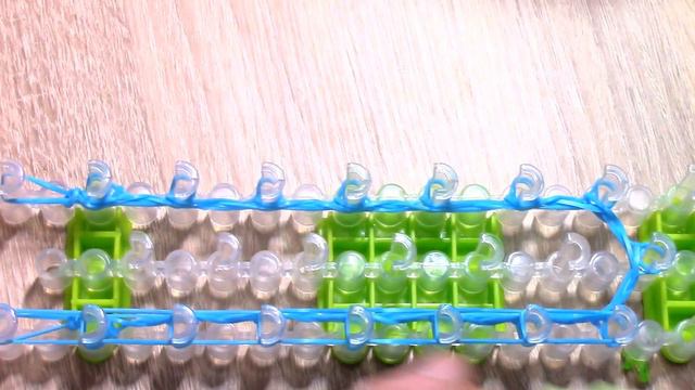 ПЛЕТЕНИЕ ИЗ РЕЗИНОК НА СТАНКЕ ДЛЯ НАЧИНАЮЩИХ ПЛЕТЕМ КОНФЕТУ - СЮРПРИЗ Rainbow loom смотреть онлайн