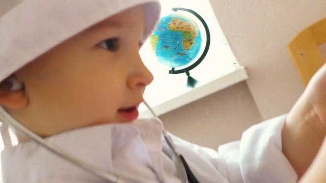 Дети играют в доктора. Доктор лечит Настю от простуды смотреть онлайн