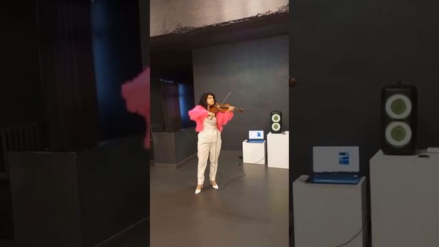 Лилия Гукасян (скрипка)-Strangers in the night - Frank Sinatra смотреть онлайн