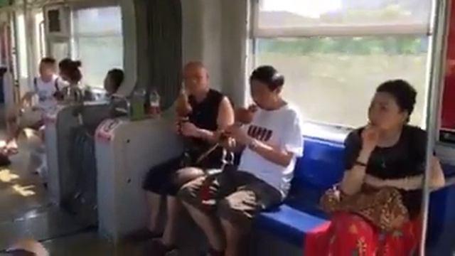 Music on the Chongqing Subway смотреть онлайн