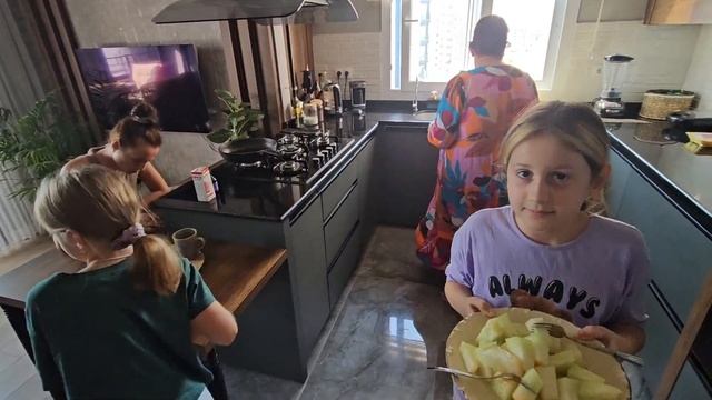 УЧИМ ТУРЕЦКИЙ ВМЕСТЕ / КРИСТИ КУПАЕТСЯ В МОРЕ, Турция, Мерсин смотреть онлайн