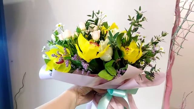Букет из жёлтых орхидей, белых тюльпанов и кустовых роз смотреть онлайн