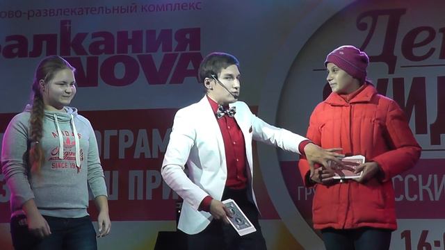 ФОКУСНИК С ЕНОТОМ УГОСТИЛ ВИКУ БАРКАНОВУ КОНЬЯЧКОМ смотреть онлайн