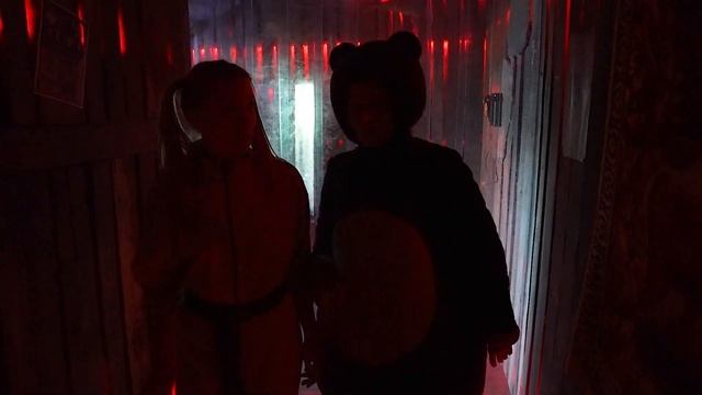 Алиса Шоу - Алиса и Медведь ищут выход из страшного дома в парке Сказка смотреть онлайн