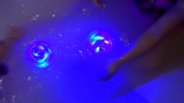 ВЕчЕрИНкА в ВаННе:))) ВеСЁлоЕ КУпаНиЕ: Baffy, РУсАлкА, СВетЯЩиЙся ШаР, НаДуВНые ИГрУшКИ... смотреть онлайн