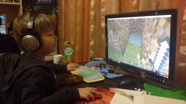 Илья играет в Майнкрафт дома