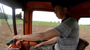 Легенда советского тракторостроения - гусеничный трактор ДТ-75 пашет заросшее поле