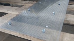 Проверяем на прочность профилированный и сотовый поликарбонат (пробиваем молотком: острой стороной)