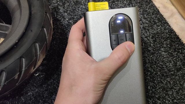 Накачка колеса самоката насоссом от компании Baseus CRCQB02 смотреть онлайн