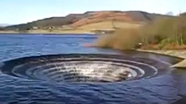 Большая воронка на озере! Жесть смотреть онлайн
