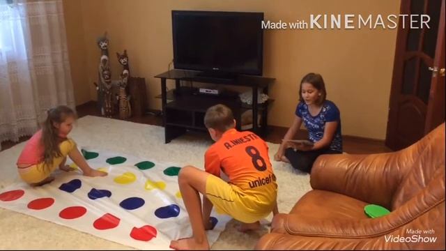 Играем с братом и сестрой в твистер смотреть онлайн