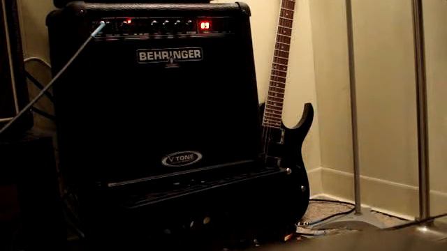 Behringer GMX 110 -Foo Fighters tone clip смотреть онлайн