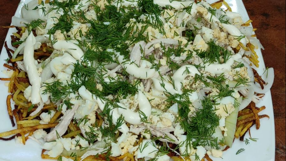 Салат куриное гнездо с маринованным луком