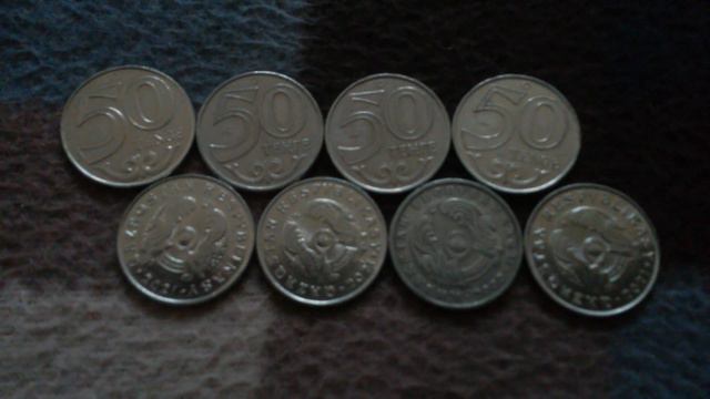 ВОСЕМЬ МОНЕТ 50 ТЕНГЕ решкой и орлом на байковой поверхности 25-го Апреля - ДЕНЕЖНЫЙ ПОТОК