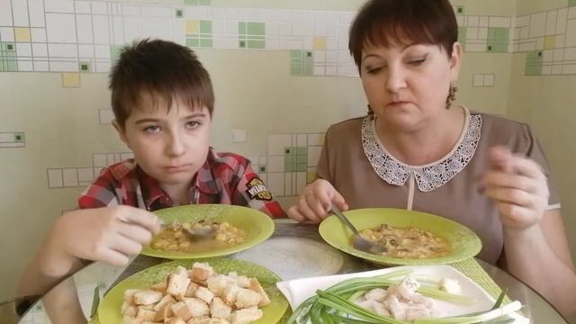 Мукбанг. Суп с белыми грибами и вкуснейшими чесночными гренками