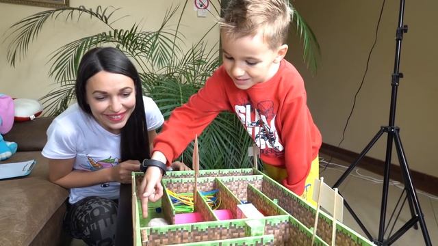 Максим играет с хомяком в лабиринте из Майнкрафта смотреть онлайн