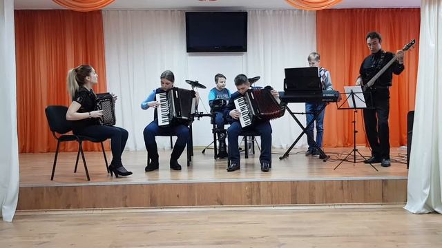 Ансамбль "Веселые нотки" п. Лонгъюган - Аккордеонист играет джаз смотреть онлайн
