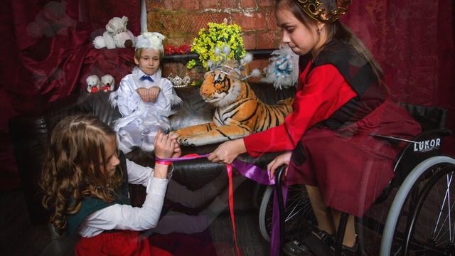 Маргарита Грачева, Марго Кузьмина, Егор Ромашин и сестры Панченко в Снежной Королеве на новый лад смотреть онлайн