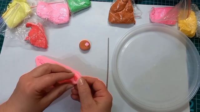Аксессуары из воздушного пластилина для кукол. Accessories made of air plasticine for dolls. смотреть онлайн