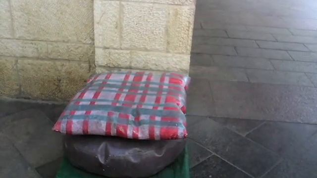 Интересные места Иерусалима. Сквер с каменными подушками. смотреть онлайн