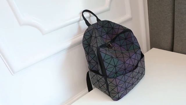 РЮКЗАК ЖЕНСКИЙ В СТИЛЕ BAO BAO. ГОЛОГРАФИЧЕСКИЙ, МОДНЫЙ УДОБНЫЙ. смотреть онлайн