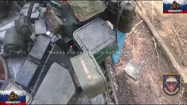 Разведчики бригады армейского спецназа России досматривают брошенные танки . смотреть онлайн