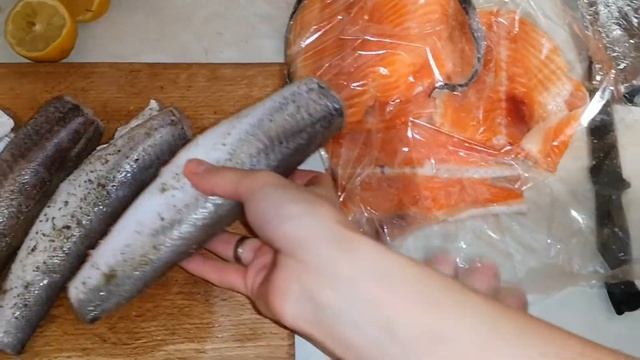 VLOG: готовлю рыбу. Хек и хребты семги. Рыба в духовке - быстрый ужин. смотреть онлайн