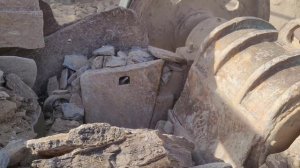 Строительство, разбиваем камень для щебёнки