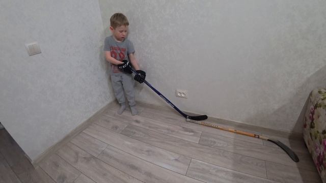 Как определить свой хват. Первая клюшка. Как правильно обрезать клюшку. Детский хоккей. смотреть онлайн