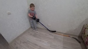 Как определить свой хват. Первая клюшка. Как правильно обрезать клюшку. Детский хоккей.