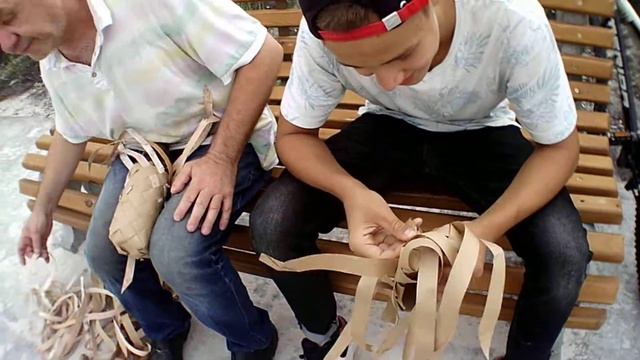 Уроки плетения русских лаптей на Дальнем пляже каждый день в 12-00 для всех желающих!