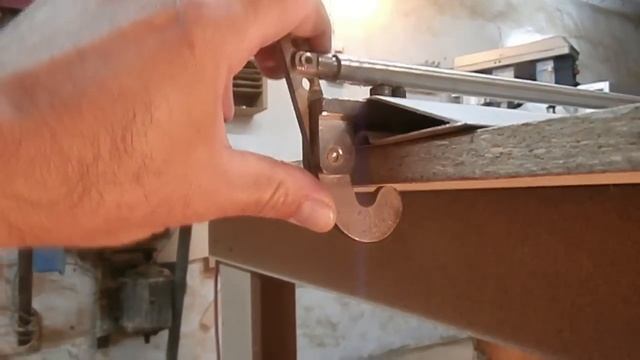 Прижимная линейка на распиловочный стол. Table saw fence. смотреть онлайн