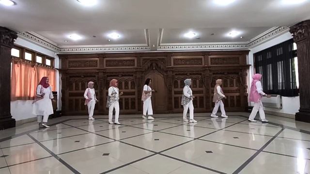 CHA CHA SATU SATU - line dance demo by The Ladies смотреть онлайн