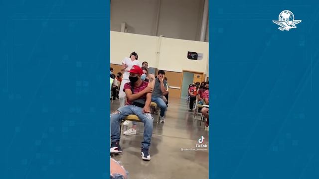 Joven grita cuando lo vacunan y se vuelve viral en TikTok смотреть онлайн