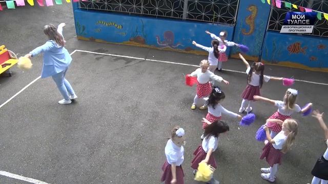 Дошколята из д/с №40 «Дюймовочка» поздравили воспитателей с профессиональным праздником смотреть онлайн